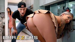 Sexy chef Hayley Davies is meer gefocust op Zac's lul dan op zijn werk