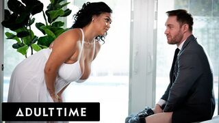 Grote natuurlijke kittens: Ashlyn Peaks springt wild op de staart van de beste vriend!