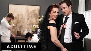Warm getatoeëerde worm Ruby Lynne betrapte op een begrafenis!