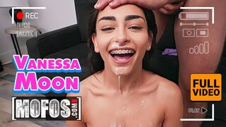 Slender Brown Vanessa Maan vecht tegen Jmac's enorme staart in elke pose