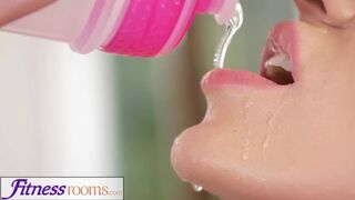Afina Kisser blond Russische milf honger zuigen de grote lul