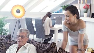 Grijsharige oude man in bril neuken een mooie tiener