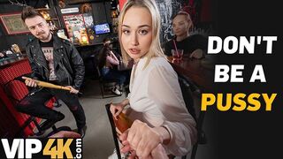 Dappere blonde porno ster neuken een vreemde man in een bar