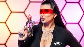 Romi Rain neukt het buitenaardse ras om de mensheid te beschermen!