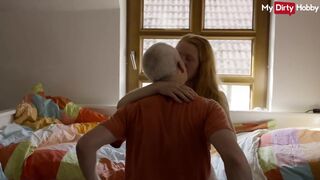 Blond tiener kreun terwijl oude man neukt zijn kut