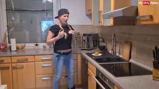 Duitse amateur milf gebruikt maïs om haar kut te neuken en likken haar eigen sap
