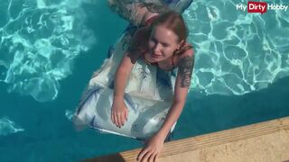 Emma wolf is het hete meisje die neukt in het zwembad wild