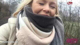 Hot tiener meisje op een fiets wrijven haar natte kut