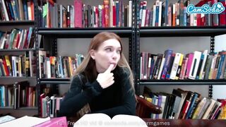 Tiener student stiekem masturberen op de webcam tijdens studie pauze