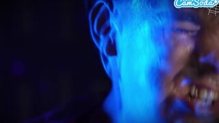 Kleine MILF kijkt haar BF in een weerwolf en moet neuken haar BBC om hem terug te keren - Halloween