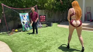Groot-ass roodharige moeder spelen met haar stiefzoon's enorme witte boom