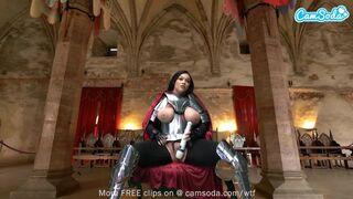 Ashlyn Peaks in een ridder-bewapende cosplay met een toverstaf