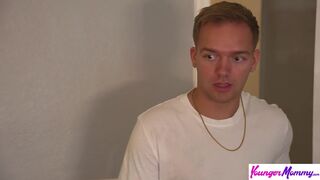 Kenzie Love kijkt toe hoe haar stiefzoon neukt met het kutje van de maagd - strenge moederraad