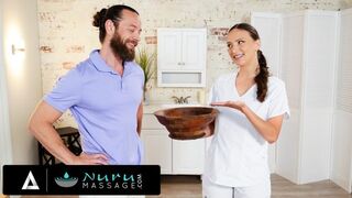 Brad Newman probeert zijn eigen Nuru olie met een hete massage machine