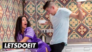 De sexy meid Jade Presley reinigt en zuigt de grote lullen in de hete opvang