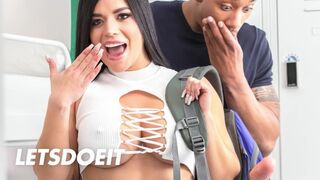 Geil hostel: Sarah retali gaat wild met natte kut