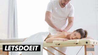 Rebecca Volpetti's vette massage avontuur met Kristof Cale's liefdeslied