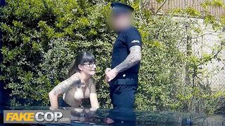 Politieagent neukt het donkerharige nerd meisje en schiet haar bril - nep chop