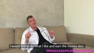 Vrouwelijk agent - de onverzadigbare milf kon niet bijhouden met de sexy stripper staart op de casting