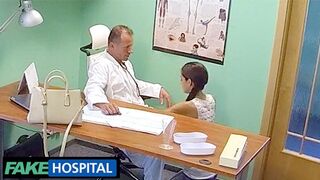 Wanhopige Russische tiener beloont de dokter met harde seks in een nep ziekenhuis