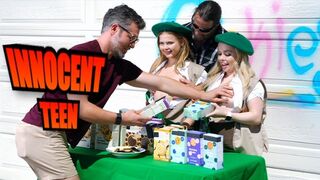Padvinders Coco Lovelock en Haley Spades kreeg poesje van hun klanten