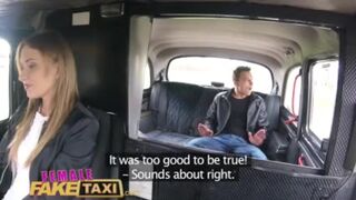 Jonge man neuken Angel Piaff's natte scheerkutje in een nep taxi