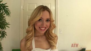 Blond tiener meisje Lucy Tyler wrijven haar clitoris met een vibrator naar het grote orgasme