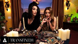 Tran waarzegster Ariel Demure neukt haar hete tatoeage klant vanessa vegan