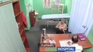 Hot blonde patiënt houdt van een arts gespierd lichaam en aaiende woorden