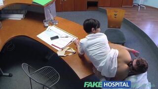 De brutale dokter's lul wordt diep gebeten door een tepel ex-porno chick