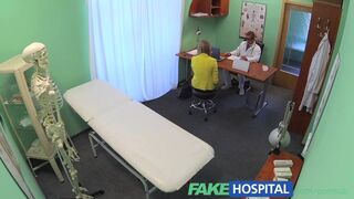 Lustrophobic blond Russische patiënt houdt van een mooie verpleegster