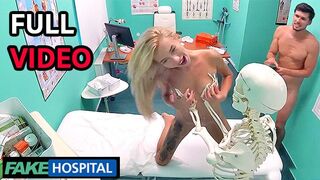 De blonde Russische tiener slikt het plezier van de dokter - nep ziekenhuis