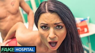 Pools milf Ania Kinski toont haar dokter een nieuwe borst in het nep ziekenhuis