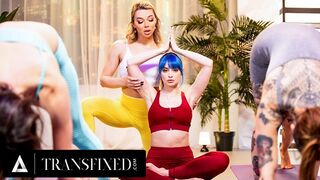 Emma Rose trans yoga instructeur wordt gepakt terwijl ze neukt Jewelz Bluo in een reguliere yoga klas!