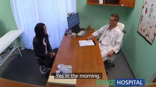Amanda Black neukt haar dokter in de kliniek