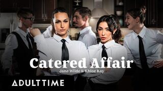 Jane Wilde en Khloe Kay hete serveersters geneukt op het werk