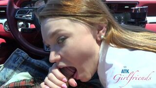 Amateur school meisje spelen Mazy Myers 'kutje in de auto terwijl zuigen de pot in gfe pov