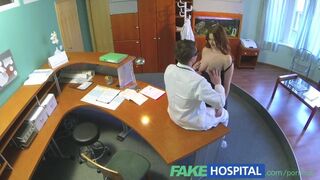Grote borsten nieuwe werknemer zuigt en neukt zichzelf voor een baan in de kliniek