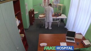 De student meisje krijgt een volledig examen in de kliniek voor het werk