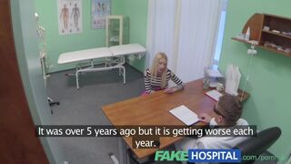 Sarlatan dokter maakt haar mager blond poesje werken heet