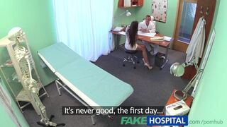 Jonge dokter fucking sexy nieuwe verpleegster in het ziekenhuis