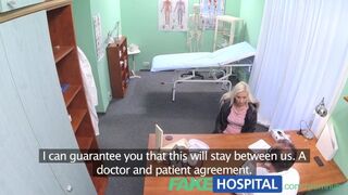 Blonde patiënt met virale ziekte verleidt een arts in de kliniek