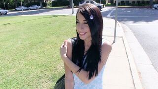 Tiener hoer Mia Hurley toont haar grote tieten en neukt het kind voor geld