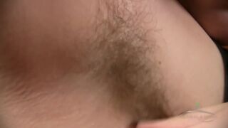 Suzie toont haar harige poesje, spreidt dan haar dikke dijen en biedt de roze