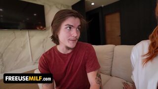 Valsspelen op een vriend van bedriegen milf neukt de zoon van beste vriend - freeuse milf
