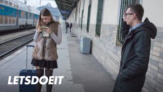 Selvaggia tienermeisje kreeg Charlie Deans grote pik voor een snelle pov fuck