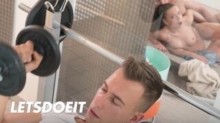 Therese bizarre tiener poesje is diep geneukt in de sauna