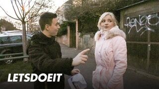 Kinky toerist Zazie Skymm verleidt de Stud in hard neuken in zijn kantoor