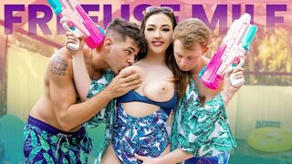Een vrij te gebruiken stiefmoeder doet alles om haar te overtuigen om verder te gaan met het militaire leven