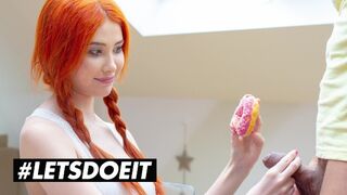 Gisha Forza in een grote-borst rode bom voor hard neuken van een donut